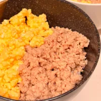 鶏そぼろ二色丼|みーしゃさん