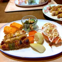焼き鳥(タレ、塩胡椒)、オニオンサーモン寿司🍣、だし巻き卵、きゅうりの酢の物、蒸し野菜|kaoriさん