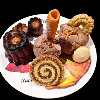 Snapdishの人気料理写真:🇫🇷Canelés with rocher ice cream and biscuit🇫🇷
