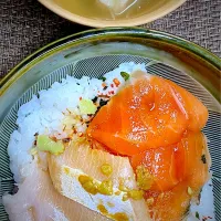 サーモンハマチ丼|すくらんぶるえっぐさん