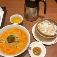 今日の昼ご飯@「上海湯包小館」さんinアスナル金山①  担々麺とホリデーセットの小籠包　今日は江南市曼荼羅寺公園で開催中のこうなん藤まつりに行ってきました。名鉄江南駅から金山駅に帰ってきてアスナル金山の「上海湯包小館」さんで昼ご飯をいただきまーす😋（実況中継開始）