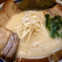 【2002年創業】 
麺友一誠 
皮付きちゃーしゅーめん あっさり
(あっさり/背脂入り/辛/辛背脂入り
からスープを選択、1,250円) 
＋もやし増し (ご飯/麺大盛/もやし
増し から1つを選択、ランチ無料) 
＋卸し大蒜 (卓上、無料) 
＋葱 (卓上、無料) 
＋胡麻 (卓上、無料) 
＠高田馬場6分
26102
〈醤50塩21噌󠄀6タ4出9F4冷0チ2混3つ1担1沖1〉|大脇さん