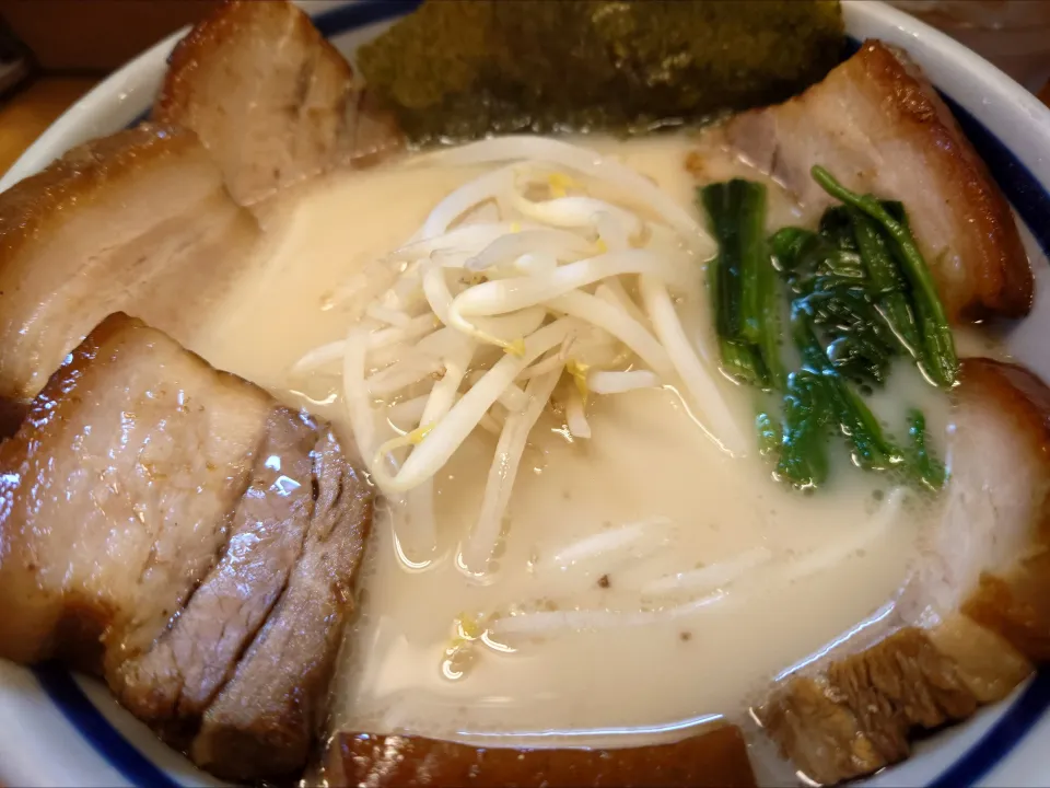 【2002年創業】 
麺友一誠 
皮付きちゃーしゅーめん あっさり
(あっさり/背脂入り/辛/辛背脂入り
からスープを選択、1,250円) 
＋もやし増し (ご飯/麺大盛/もやし
増し から1つを選択、ランチ無料) 
＋卸し大蒜 (卓上、無料) 
＋葱 (卓上、無料) 
＋胡麻 (卓上、無料) 
＠高田馬場6分
26102
〈醤50塩21噌󠄀6タ4出9F4冷0チ2混3つ1担1沖1〉|大脇さん