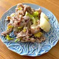 作り置き🥣豚とキャベツのガーリックバター炒め|ここここのかさん