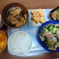 カニカマだし巻き　春キャベツとニラのあじまる炒め　🍄‍🟫味噌汁| さゆさん