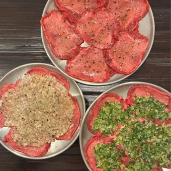 Snapdishの人気料理写真:新玉ねぎタン塩😋左下のやつ👈