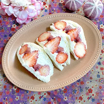 Snapdishの人気料理写真:苺🍓とルビーレッドキウイのフルーツサンド✨