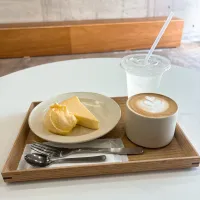 チーズケーキアイス添えとカフェラテ|ちゃみこさん