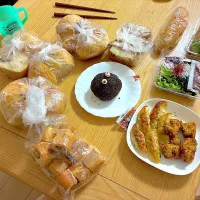 焼き餃子、スパイス唐揚げ、海藻サラダ、ソーセージロール、カツサンド、クランベリーロール、いちじくロール、胡桃とレーズンパン、まっくろくろすけ。|くろーぶやんさん
