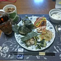 混ぜご飯おにぎり、レーズンロールパントーストサンドイッチ、トマト、塩だれ春雨、野沢菜漬け、カットわかめ&フライドレッドオニオン&乾燥スライスにんにく入りタマネギスープ、麦茶、練乳入り水切りヨーグルト(昼飯)|enarinさん