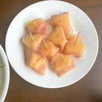 今日の晩ご飯@マンション・ベランダ④  パイナップルの生ハム包み　ホントは生ハムメロンか、生ハムマンゴーにしたかったのですが、パイナップルしか手に入りませんでした| なびさん