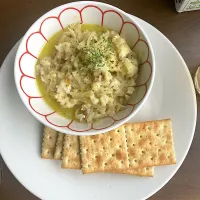 今日の晩ご飯@マンション・ベランダ⑤  バッカラ・マンデカート＆クラッカー　バッカラは干し鱈のこと　干し鱈は手に入らないし、手に入ったとしてももどすのがたいへんなので生鱈で代用します（ホントは塩鱈の方がいいのですが、売ってませんでした）。|なびさん