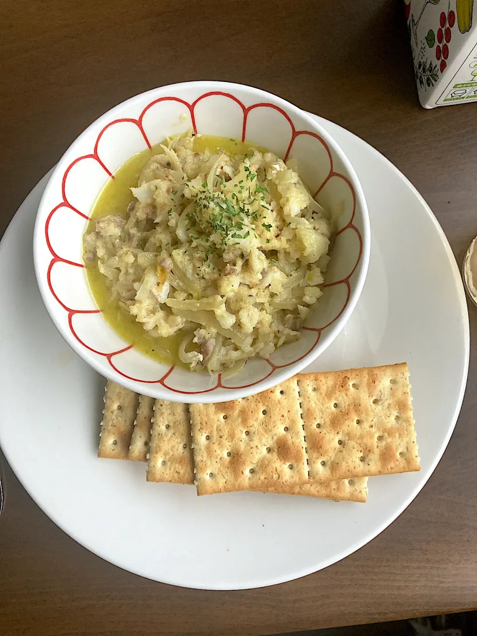 今日の晩ご飯@マンション・ベランダ⑤  バッカラ・マンデカート＆クラッカー　バッカラは干し鱈のこと　干し鱈は手に入らないし、手に入ったとしてももどすのがたいへんなので生鱈で代用します（ホントは塩鱈の方がいいのですが、売ってませんでした）。|なびさん