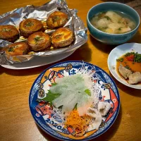 カワハギの刺身と、椎茸のチーズ焼きと、豆腐となめこの味噌汁|もえさん