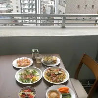 今日の晩ご飯@マンション・ベランダ⑧  というわけで、今日はマンション・ベランダでイタリアンのワイン・ぼっちパーティーです🎉あーあ、明日から仕事だー😨| なびさん