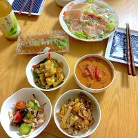 レッドカレー、フランクドック、生ハムとカニかまサラダ、蒸し鶏と揚げなすのマスタードマリネ、いかとえびのトムヤムソース炒め、玉子ときのこの豆鼓醬炒め、阿諏訪さんの浅漬けキムチ、コチュジャンドレッシング。|くろーぶやんさん