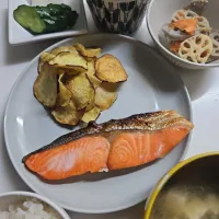 ☆夕飯☆鮭、薩摩芋チップ、蓮金平、茄子ピーマン甘辛、糠漬け、ごはん、味噌汁|ｼｮｺﾗさん