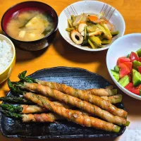 豚バラアスパラ巻き、小松菜とにんじんと大根とちくわの煮物、トマトときゅうりのマリネ、みそ汁