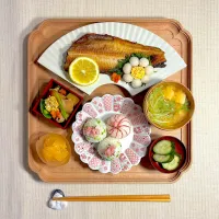 お花に囲まれた焼き魚の献立| すずさん