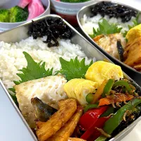 鯖の塩焼き　だし巻き玉子　筍ニンニク味噌焼き　カラフルピーマンとジャコの塩昆布炒め　ブロッコリー🥦紫玉ねぎマリネ🟣|まゆさん