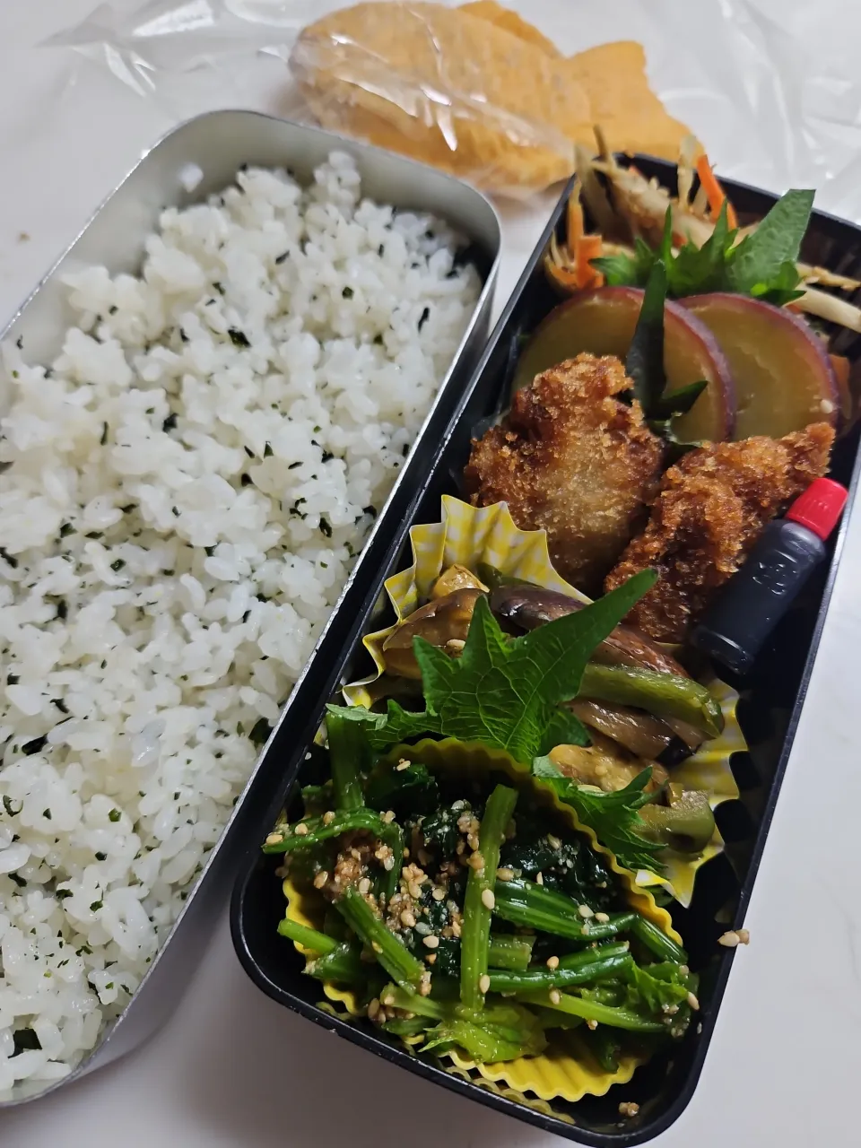 ☆高校生弁当☆若芽ごはん、金平ゴボウ、薩摩芋レモン煮、トンカツ、茄子ピーマン甘辛、ほうれん草胡麻和え、たい焼き|ｼｮｺﾗさん