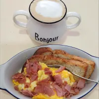 Good morning breakfast scrambled eggs mozzarella cheese honey baked ham multi grain toast cappuccino 😍😋😘|🍒lynnlicious🍒さん
