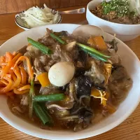 皿うどんとミニキーマ丼🇨🇳🍛味玉トッピング🥚ピクルスマシマシ🥒| buhizouさん