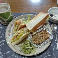 トーストサンドイッチ、鶏のから揚げ、野沢菜漬け、ホットコーヒー、カシスジャム入り加糖水切りヨーグルト(朝ご飯)| enarinさん