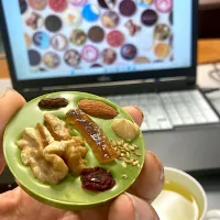 今日のおやつ　「BEL AMER」の「Palet Chocolat マンディアン 抹茶」　お腹が空いちゃったのでパントリーに置いてあったお菓子をひとつ失敬しちゃいました。昼ご飯、飲むヨーグルトだけだとさすがにつらい😓　それにしても、この「パレショコラ」、先日いただいた「フレーズ」もそうですが、映えるのでsnapdish向けです|なびさん
