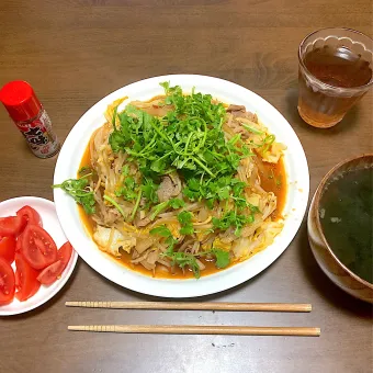 Snapdishの人気料理写真:今日の晩ご飯　タイ風焼きそば、ベトナム風わかめスープ、トマトサラダ　元々はごく普通のソース焼きそばを作るつもりでしたが、昨日のカルパッチョ用に買ったパクチーを消費するためにソースの代わりにナンプラーを使い、タイ風にアレンジしました。スープはフォーガア用のスープを使いました。