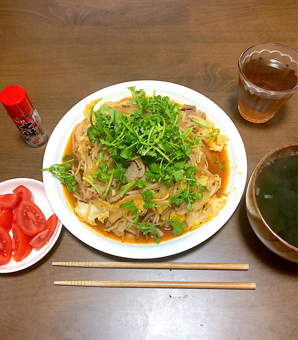 今日の晩ご飯　タイ風焼きそば、ベトナム風わかめスープ、トマトサラダ　元々はごく普通のソース焼きそばを作るつもりでしたが、昨日のカルパッチョ用に買ったパクチーを消費するためにソースの代わりにナンプラーを使い、タイ風にアレンジしました。スープはフォーガア用のスープを使いました。|なびさん