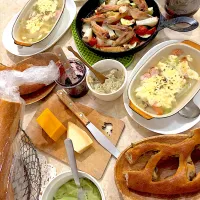 ヴィロンのオリーブのフーガス、白菜のグラタンスープ、骨付きチキンと野菜のグリル、茄子のペースト、アボカドディップ、バケット、赤ワイン|MIEKO 沼澤三永子さん