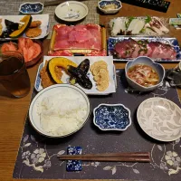 ご飯、本鮪切り落とし・中トロ入り、鰹の刺身、あかいかの食べ比べ盛、揚げ直した揚げ物盛り合わせ、トマト、酢の物、麦茶、練乳かけ手作りミルクココアゼリー(夕飯)|enarinさん