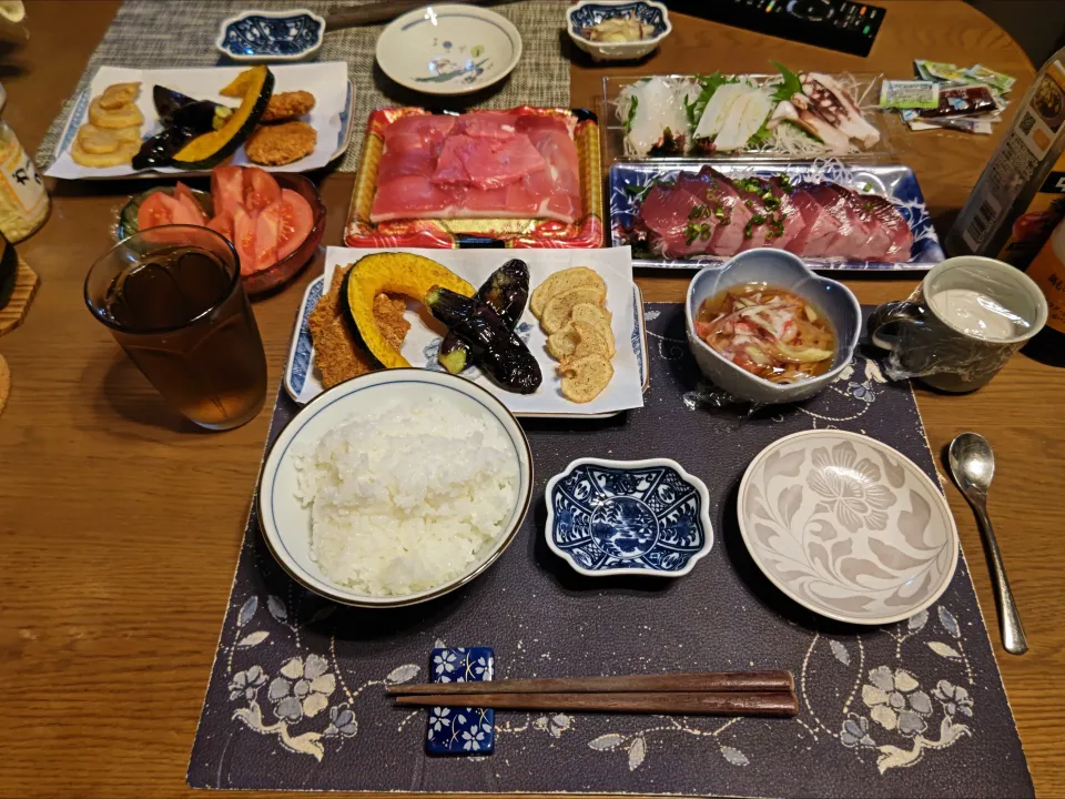 ご飯、本鮪切り落とし・中トロ入り、鰹の刺身、あかいかの食べ比べ盛、揚げ直した揚げ物盛り合わせ、トマト、酢の物、麦茶、練乳かけ手作りミルクココアゼリー(夕飯)|enarinさん