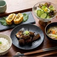 鯖と茄子の蒲焼き、キーマカレー入りだし巻き卵、具沢山豚汁(豚肉、ごぼう、春キャベツ、新玉ねぎ、さつまいも、エノキ)サラダ、ご飯|caoさん