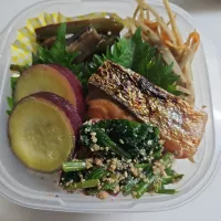 ☆高校生弁当☆オカカ海苔ごはん、金平ゴボウ、茄子ピーマン甘辛、鮭、薩摩芋レモン煮、ほうれん草胡麻和え|ｼｮｺﾗさん