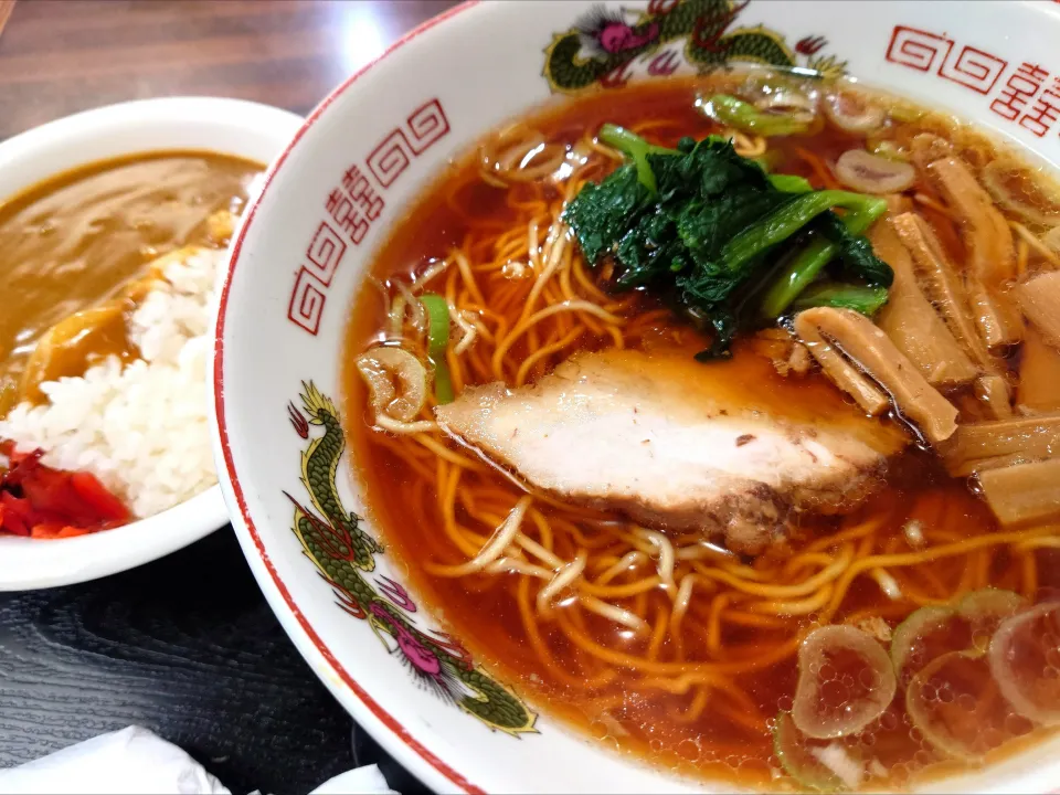 【1936年創業】 
そば処 更科
Cセット (ラーメン・ミニカレーのセット、1,100円) 
―ライス少なめ
＠新宿御苑前4分 
(JR新宿駅から徒歩15分)
26105
〈醤52塩21噌󠄀6タ4出9F4冷1チ2混3つ1担1沖1〉|大脇さん