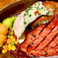 ベーコンと目玉焼きのハンバーグ|ユキちゃんさん