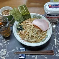 メンマもやし炒めラーメン、スープ、麦茶、カシスジャム入り加糖ヨーグルト(昼飯)|enarinさん
