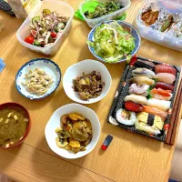 寿司14kかん、蒸し鶏と2種のオリーブのマスタードマリネ、玉子ときのこの豆鼓醬炒め、烏賊と海老のトムヤムソース炒め、生ハムとカニかまのサラダ、コチュジャンドレッシング、ほうれん草の胡麻和え、鶏皮マヨあえ、あおさの赤だし、阿諏訪さんの浅漬けキムチ。|くろーぶやんさん