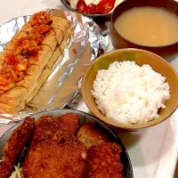 おっさん飯　ヒレカツ　油揚げ　サラダ　汁|ひげおやじさん