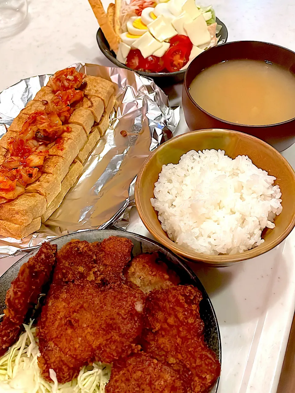 おっさん飯　ヒレカツ　油揚げ　サラダ　汁|ひげおやじさん