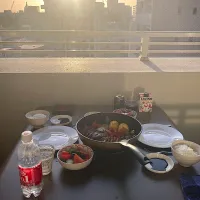 今日の晩ご飯　はやとのウェルカムディナー@マンション・ベランダ　西日がきつい🥵| なびさん