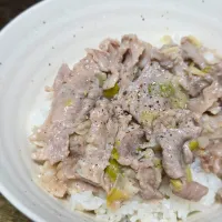 ねぎ塩豚丼と大根のぽん酢漬け|ぱんだのままんさん