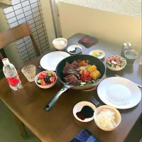 4月21日  今日から名古屋のなびのところに来ています　晩御飯はウェルカムディナーだと言って、なびが飛騨牛でローストビーフを作ってくれました。天気が良かったので、ベランダでいただきました。