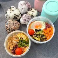 2人はおにぎりと味噌汁。なめこ汁。|hanakoさん