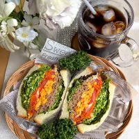 4/22❤︎鶏たまそぼろのわんぱくサンド🥪
お弁当の残り物で…

＊ 鶏そぼろ
＊ たまごそぼろ
＊ 人参ナムル
＊ 春キャベツ.トマト.フリルレタス
＊ BOUL’ANGEパンドミアンジュ