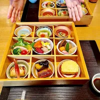 今日の昼ご飯@「宝善亭」さん①  昨日からはやとが名古屋に来ているので、今日は午前中休暇をとって（また💦）徳川園と、特別展「豊臣兄弟！」開催中の徳川美術館に行きました。徳川美術館を出た後、美術館に隣接する「宝善亭」さんでお昼ご飯に「旬小箱」をいただきました。|なびさん