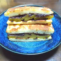 どら焼き風つぶあん干し芋マーガリン米粉パンケーキサンド😋🥞🙏|ソコツモノさん