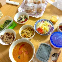 レッドカレー、玉子ときのこの豆鼓醬炒め、蒸し鶏と揚げなすのマスタードマリネ、コンビーフとクリームチーズのディップ、ほうれん草胡麻和え、烏賊と海老のトムヤムソース炒め、ミックスサラダ、ミニトマトの浅漬けキムチ、明太フランス、キューブあんぱん、シナモンデニッシュ、クランベリーロール、胡桃とチーズパン、プリン。|くろーぶやんさん